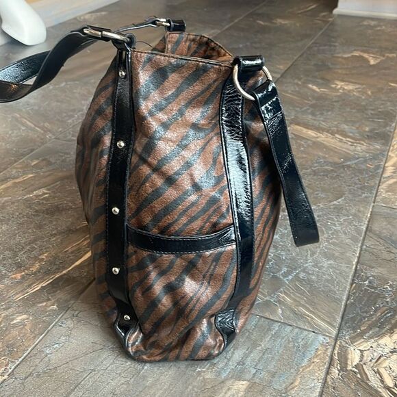 Sag Harbor Brown & Black Tiger Print Shoulder Bag - Picture 10 of 16